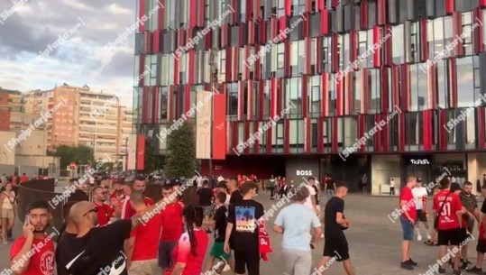 Miqësorja Partizani-Roma, atmosfera në ‘Air Albania’, tifozët presin nisjen e ndeshjes