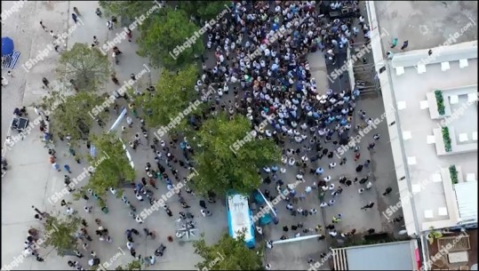 Protesta për lirimin e Belerit, Report Tv sjell videon me dron, një grup i vogël qytetarësh protestuan në Himarë