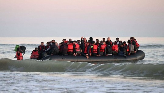 ‘Përplasja’ e parë pas tensionit që prodhoi BREXIT! BE bllokon marrëveshjen e Britanisë dhe Francës për kthimin e emigrantëve që kalojnë përmes kanalit ‘La Mansh’