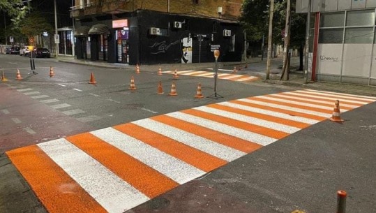 Fotot / Bashkia e Tiranës rregullon sinjalistikën rrugore pranë institucioneve arsimore