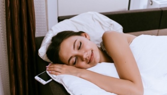 'Apple’ jep alarmin: Mos flini pranë telefonave kur janë duke u karikuar