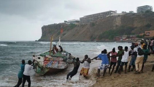 Afrika Perëndimore/ Mbi 60 emigrantë dyshohet se kanë humbur jetën nga përmbysja e një varke