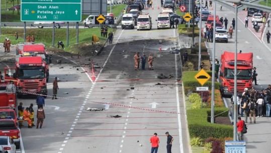 Malajzi/ Avioni privat humb kontrollin dhe përplaset në autostradë, 10 viktima