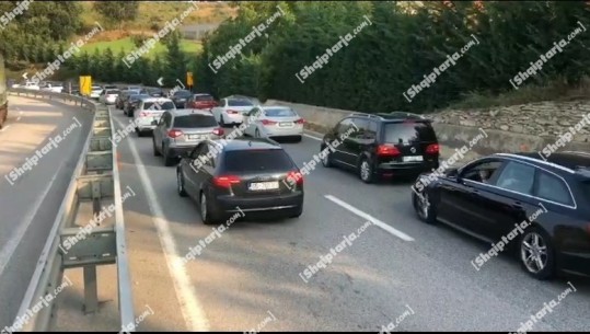 ‘Paralizohet’ trafiku në Kukës, qindra pushues nga Kosova mbesin në radhët e gjata! Shkak punimet për ndërtimin e urës së Drinit