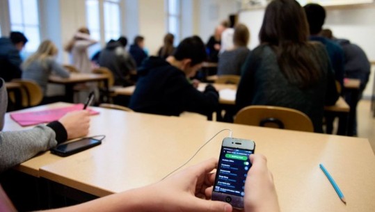 Ministria e Arsimit ‘dështon’ të ndalojë celularët në shkolla, ripublikon sërish udhëzimin për mospërdorimin e tyre nga mësuesit dhe nxnënësit