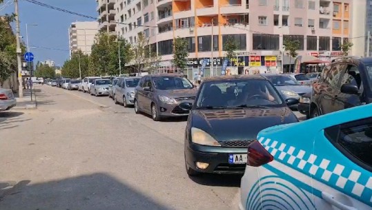 VIDEOLAJM/ Fluksi i turistëve shton trafikun në Vlorë, radhë të gjata automjetesh në rrugët kryesore të qytetit