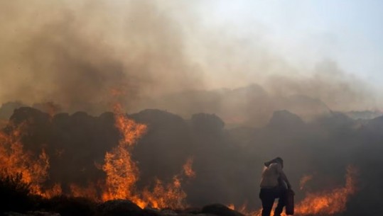 Rikthehen zjarret në Greqi, flakët ‘pushtojnë’ Aleksandorpolisin! Evakuohen banorët
