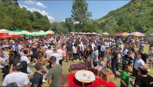 ‘Mokra N’fest’ mbahet për të katërtin vit radhazi në Pogradec! Vizitorët shijojnë gatimet tradicionale e muzikën popullore