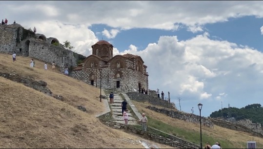 Katër kisha të tjera hapen për turistët në Kalanë e Beratit, 12 të mbyllura pasi s'ka përgjegjës! Të huajt: Të impresionuar nga gjithçka pamë
