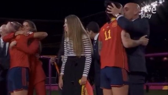 VIDEO/ Presidenti i Federatës spanjolle të futbollit puth në buzë lojtaren pas fitores historike! Futbollistja: Nuk më pëlqeu