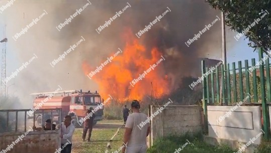 Vlorë/ Zjarr në afërsi të fshatit Nartë pranë depos së naftës dhe një pike karburanti (VIDEO)