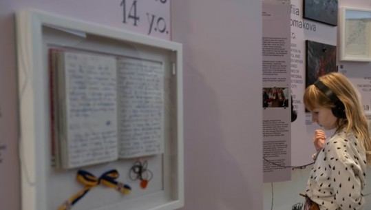 Fëmijët ukrainas hapin ditarët ku Anne Frank shkroi fshehurazi