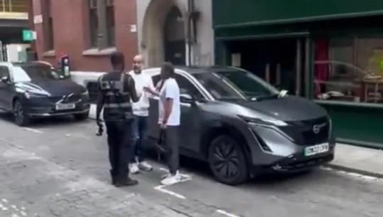 E gjobiti dhe më pas i kërkoi foto, Guardiola shtang policin: Duhet të paguash (VIDEO)