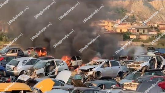 VIDEO/ Zjarr në një pikë grumbullimi makinash në Vlorë, digjen disa mjete