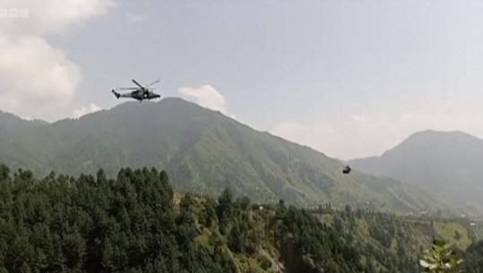 Shpëtohen tetë personat që kishin ngecur në teleferik qindra metra mbi një luginë në Pakistan
