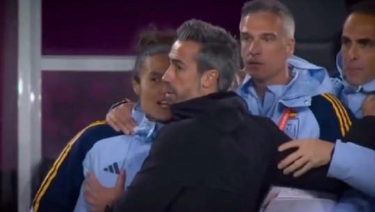 Sërish skandal në Spanjën e femrave, trajneri prek ndihmësen në vendin intim (VIDEO)