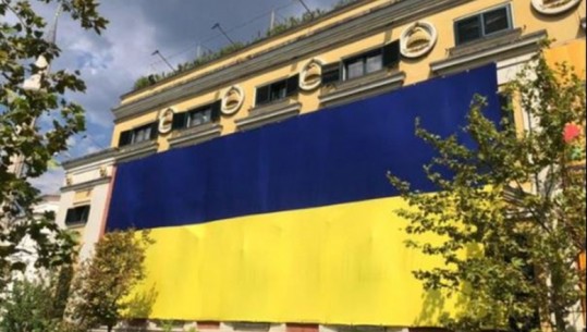 Tirana vishet me flamurin e Ukrainës në 32-vjetorin e Pavarësisë 