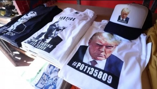 Pas publikimit të fotos së tij në burg, fushata e Trump mbledh 7.1 milionë $! Ish presidenti i SHBA përdoret si imazh për bluza e pije freskuese të personalizuara