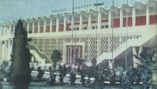 Historia e panjohur e ish-hangarit të avionëve italian: Pallati i Sportit ‘Partizani’, u ndërtua për kampionatin e volejbollit të ushtrive të vëndeve mike, në ’63-in, por gjeneral Petrit Dume…