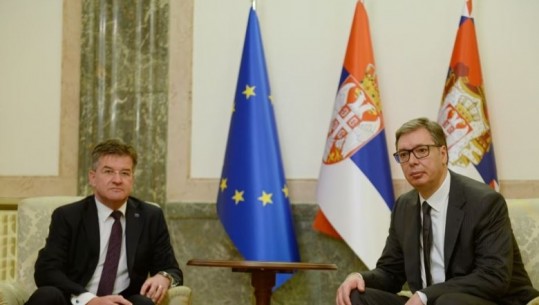 Vuçiç i ‘ankohet’ Lajçakut: Jam shumë i shqetësuar për situatën në Kosovë