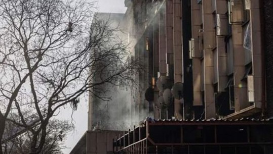 Shkon në 63 numri i viktimave nga zjarri në ndërtesën shumëkatëshe, në Afrikën e Jugut  