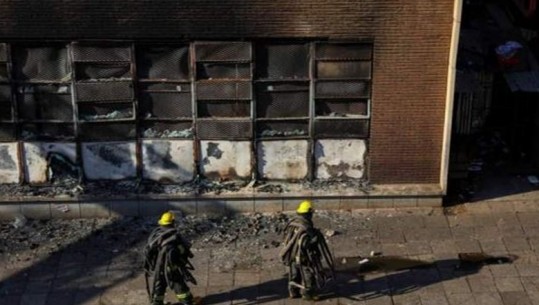 Zjarri në ndërtesën shumëkatëshe në Afrikën e Jugut kthehet në tragjedi, shkon në 73 numri i viktimave