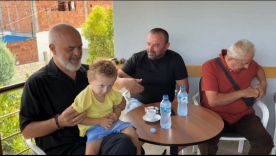 VIDEOLAJM/ Rama batuta me banorët në Durrës: Hajdeni pini ndonjë kafe ju demokratët se jeni ngushtë këto kohë! Po këtij të voglit, ja keni mësuar atë ‘Rama ik’?
