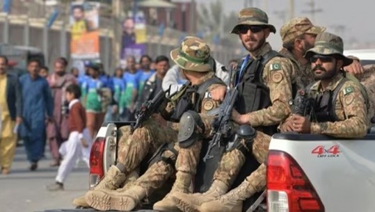 Vriten 9 ushtarë pakistanezë dhe plagosen 20 të tjerë nga një sulm vetëvrasës