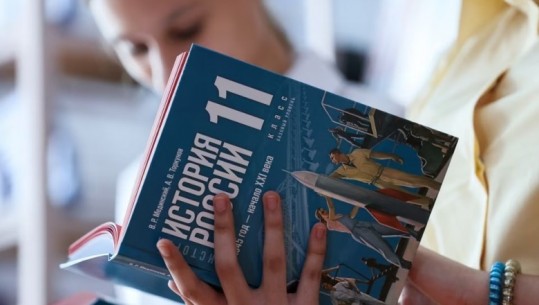 Nxënësit rusë nisin vitin e ri shkollor me libër të ri të historisë