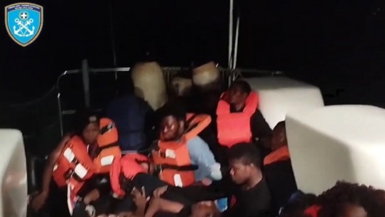 Greqi/ Roja bregdetare shpëton 47 emigrantë të paligjshëm (VIDEO)