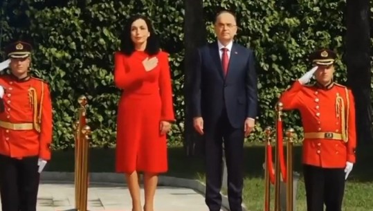VIDEO/ Vjosa Osmani në Tiranë, pritet me ceremoni nga Begaj