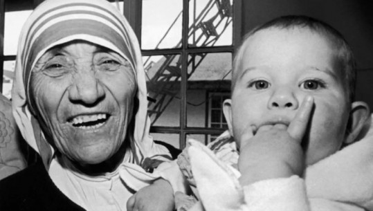 Ambasada e SHBA: Bota kremton jetën dhe punën e jashtëzakonshme të Nënë Terezës