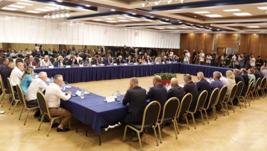 Takimi për t’u 'bashkuar', por në tryezë të ‘ndarë’! Si u ulën deputetët e Berishës dhe të Bardhit