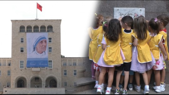 Të mirat e Shenjtores Tereza mësohen dhe nga të vegjlit! Besimtari që jeton në SHBA: E ndjek rrugën e Nënë Terezës