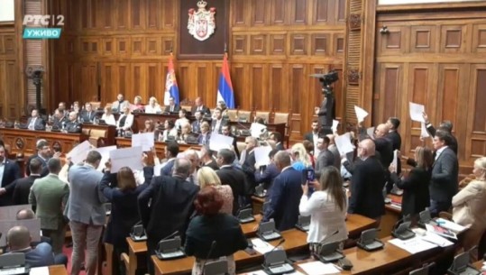 Kaos në Parlamentin e Serbisë, opozita bllokon punën, kërkojnë zgjedhje të jashtëzakonshme