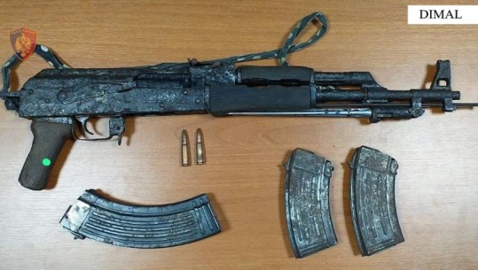 Kallashnikov dhe municion luftarak në banesë, arrestohet 50-vjeçari në Berat! I dënuar më parë për armëmbajtje pa leje