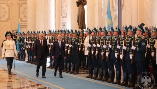 Begaj në Kazakistan, pritet me ceremoni nga homologu i tij! Presidenti: Diskutuam për hapjen e ambasadës në Tiranë dhe linjë ajrore mes dy vendeve