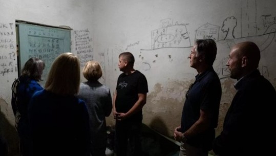 Blinken viziton shkollën e kthyer në vend torture për ushtarët ukrainas nga Rusia