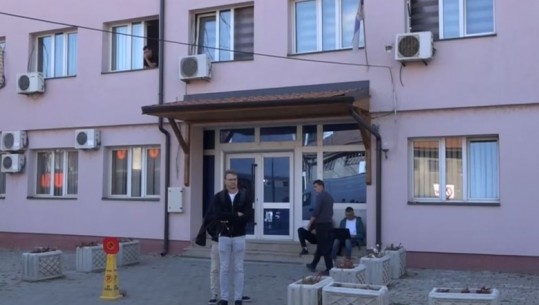 Mitrovicë e Veriut, sërish shtyhet vendimi për lirimin e një ndërtese komunale nga strukturat serbe