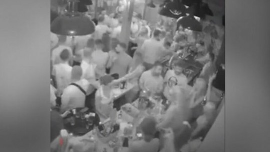 Del VIDEO e sherrit me gota e shufra hekuri në lokalin në ish-Bllok, i përfshirë edhe një polic