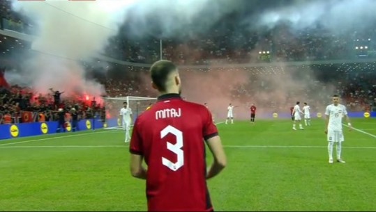 VIDEO/ Luhet vetëm pak sekonda, arbitri spanjoll ndërpret ndeshjen në 'Air Albania'! Tifozat Kuq e Zi flakadanë në fushë