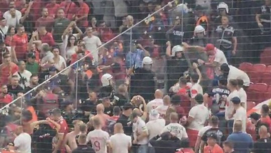 VIDEO/ Tensione në ndeshjen Shqipëri–Poloni, polakët dhunojnë kuqezinjtë në ‘Air Albania’, ndërhyn policia