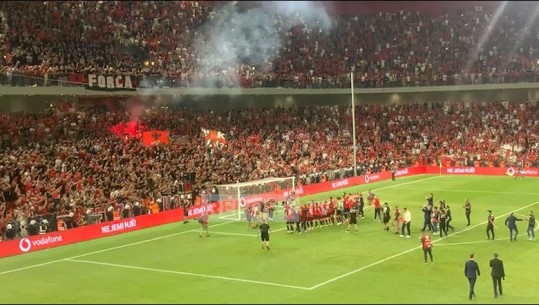 VIDEO/ Shqipëria fitore historike ndaj Polonisë, shpërthen festa e kuqezinjve në ‘Air Albania’