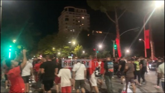 VIDEO/ Nga stadiumi tifozët 'derdhen lumë' nëpër sheshet e Tiranës, vijon festa për fitoren madhështore