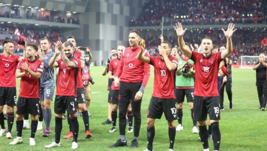 FOTO-VIDEO/ Fitorja historike kundër Polonisë, futbollistët e kombëtares këndojnë me tifozët këngën e Adem Jasharit