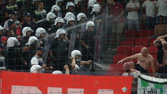 FOTOLAJM/ Tifozët polakë dhunuan tifozët shqiptare! Momenti kur policia ndërhyri me spraj