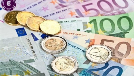 Euro humbet sërish pikë, e nis javën me rënie, zbret në 106 lekë