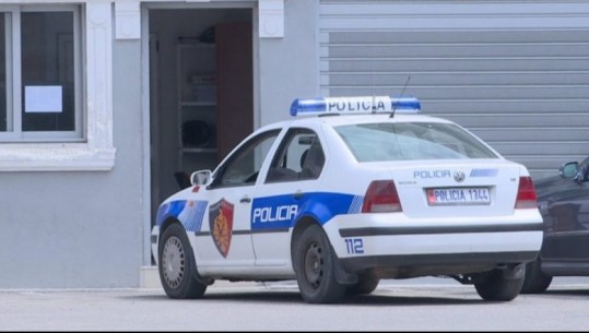 Tiranë/ 2 efektivë policie gjejnë një pistoletë tip ‘TT’ në makinën e shërbimit! Dyshohet se mund ta ketë fshehur një person i shoqëruar