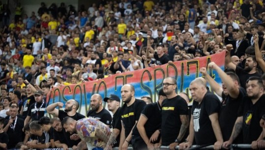 UEFA nis hetimin për huliganët, Rumania rrezikon shumë për pankartën 'Kosova është Serbi'! Dardanët fitore në tavolinë?