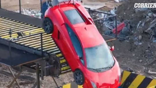VIDEOLAJM/ YouTuber shkatërron një Lamborghini 300,000 euro duke e hedhur në një 'grirëse'